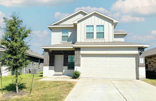 Conroe House | Modern 4br with up to 4 king beds · Game room with pool · Pets welcome!