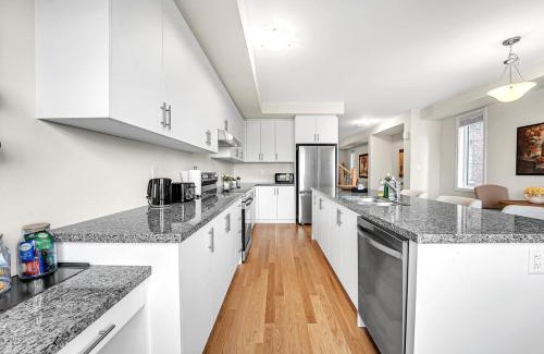 Burlington House | Modern 5 Bed Home Near Burlington Pier, Downtown, Hospital, GO