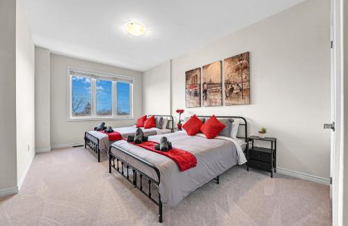 Burlington House | Modern 5 Bed Home Near Burlington Pier, Downtown, Hospital, GO
