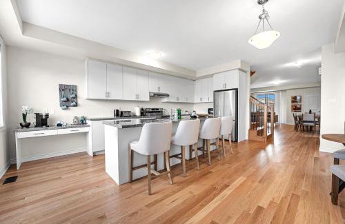 Burlington House | Modern 5 Bed Home Near Burlington Pier, Downtown, Hospital, GO