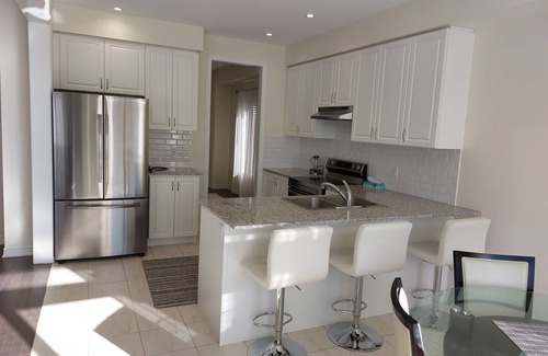 Barrie House | Modern 5-bedroom house close to Ski and Forest Trails