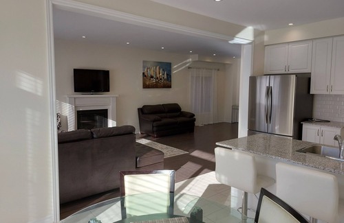 Barrie House | Modern 5-bedroom house close to Ski and Forest Trails