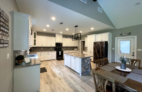 Zavalla House | Modern 5-BR Lake Getaway w/Covered Boat Parking