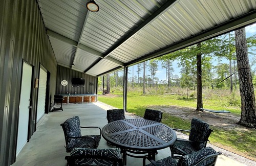 Zavalla House | Modern 5-BR Lake Getaway w/Covered Boat Parking