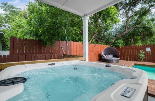 Pecan Valley House | Modern 5 BR with Pool and Games