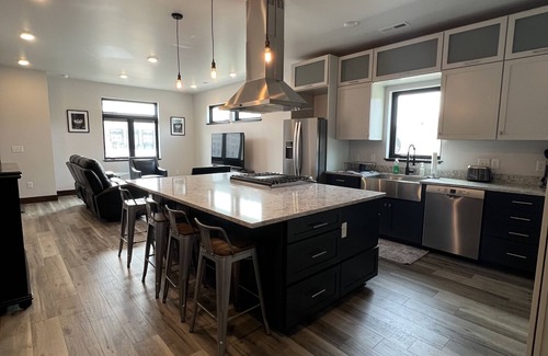 Great Falls House | Modern 5bd mins from downtown