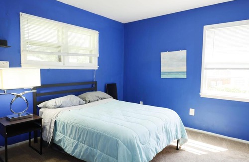Hybla Valley Apartment | Modern 5BR Alexandria Home