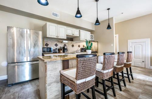 Faubourg Lafayette Apartment | Modern 5BR Condo in NOLA