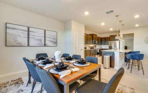 Four Corners House | Modern 5br Getaway W Heated Pool & Bbq Area