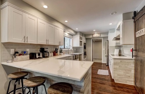 Lower Kingsbury House | Modern 5BR Home | Chef’s Kitchen | BBQ | Sleeps 10