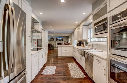Lower Kingsbury House | Modern 5BR Home | Chef’s Kitchen | BBQ | Sleeps 10