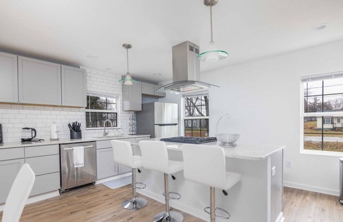 Des Moines House | Modern 5BR home, Ping Pong & wifi