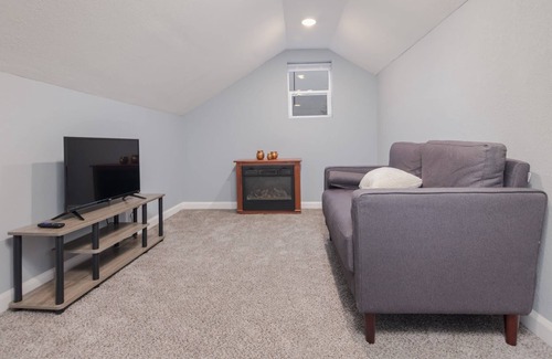 Des Moines House | Modern 5BR home, Ping Pong & wifi
