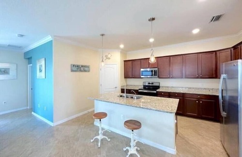Gateway House | Modern 6-year new single house in mint condition! Fenced yard with a pond view.