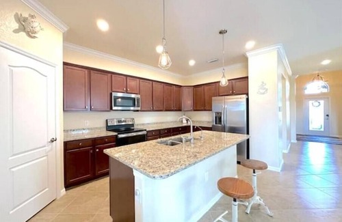 Gateway House | Modern 6-year new single house in mint condition! Fenced yard with a pond view.