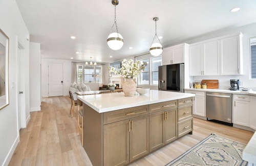 Heber House | Modern 6BR Retreat Near Skiing - Luxe | 85" TV, Sleeps 12, Hot Tub