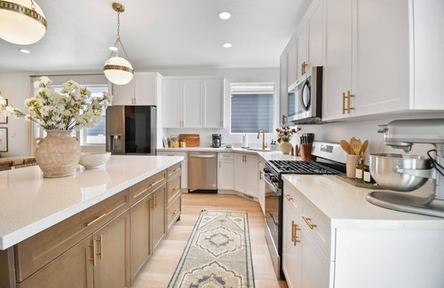 Heber House | Modern 6BR Retreat Near Skiing - Luxe | 85" TV, Sleeps 12, Hot Tub
