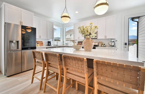 Heber House | Modern 6BR Retreat Near Skiing - Luxe | 85" TV, Sleeps 12, Hot Tub