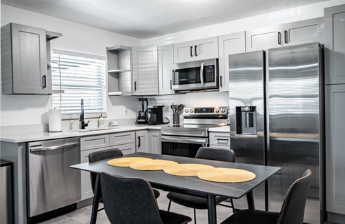 Southwest Orlando House | Modern 8 Sleeper near Downtown Orlando
