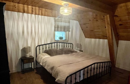 Stockton Cabin | Modern A-Frame Cabin with a Tranquil Pond and Fiber internet!