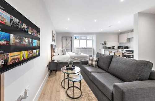 Southgate Green Apartment | Modern AC Studio, 20min to Central London
