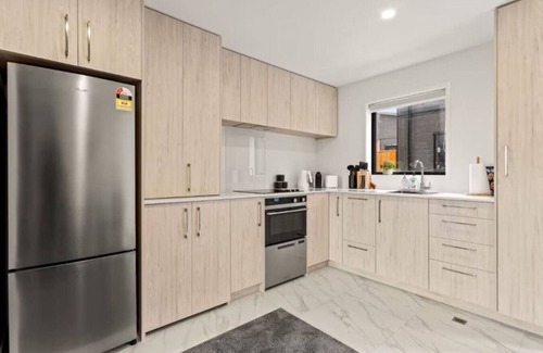 Henderson House | Modern and Bright Auckland 2 Bed