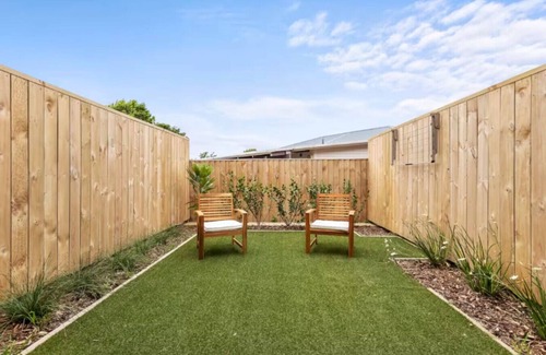 Henderson House | Modern and Bright Auckland 2 Bed