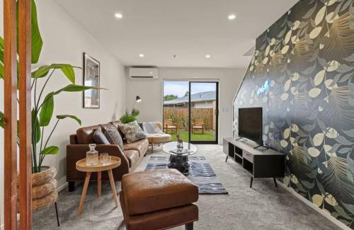 Henderson House | Modern and Bright Auckland 2 Bed