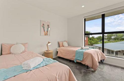 Henderson House | Modern and Bright Auckland 2 Bed
