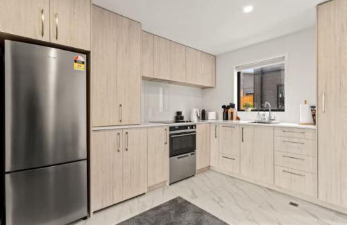 Henderson House | Modern and Bright Auckland 2 Bed