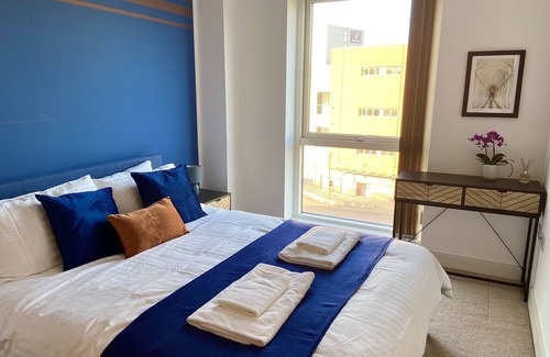 Hemel Hempstead Apartment | Modern and Comfortable 2-bed 2-bath Apartment Your Perfect Business Suite