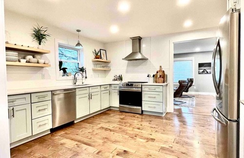 Vine Grove House | Modern and Comfortable 5BR located conveniently near Ft. Knox and Elizabethtown!