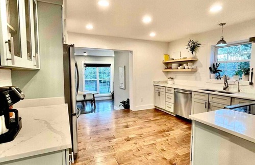 Vine Grove House | Modern and Comfortable 5BR located conveniently near Ft. Knox and Elizabethtown!