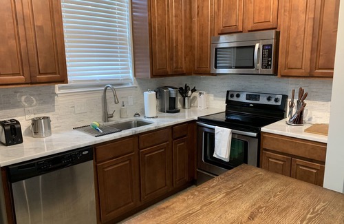 Mobile Apartment | Modern and comfortable updated 1 bedroom Midtown Apartment. King bed and cable!