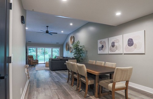 Council Bluffs House | Modern and comfy! Close to downtown Omaha(Berkshire, Graduation, zoo & more)
