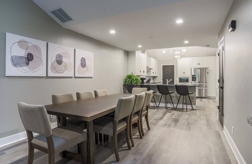 Council Bluffs House | Modern and comfy! Close to downtown Omaha(Berkshire, Graduation, zoo & more)