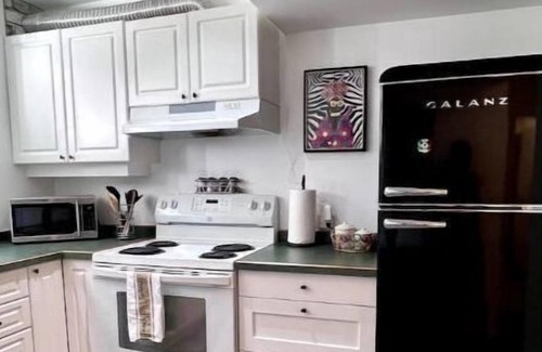 Port Moody Apartment | Modern and Cozy 2-bdrm Suite Steps Away from Nature Near the Ocean