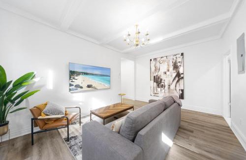 Cote-Des-Neiges—Notre-Dame-De-Grace Apartment | Modern and cozy 4 bedrooms sleep 12