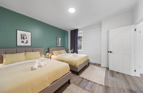 Cote-Des-Neiges—Notre-Dame-De-Grace Apartment | Modern and cozy 4 bedrooms sleep 12
