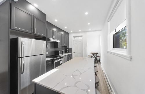 Cote-Des-Neiges—Notre-Dame-De-Grace Apartment | Modern and cozy 4 bedrooms sleep 12