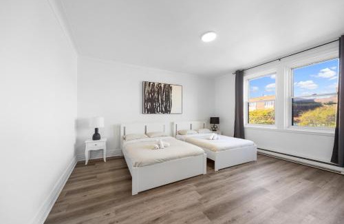 Cote-Des-Neiges—Notre-Dame-De-Grace Apartment | Modern and cozy 4 bedrooms sleep 12