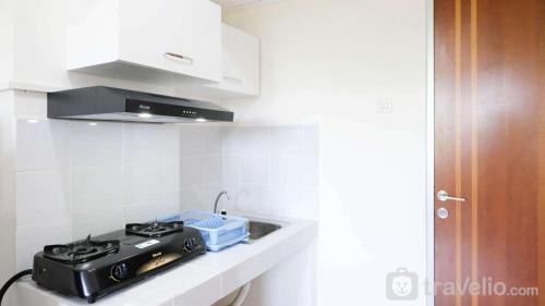 Surabaya Apartment | Modern and Homey 2BR at Puncak Kertajaya Apartment By Travelio
