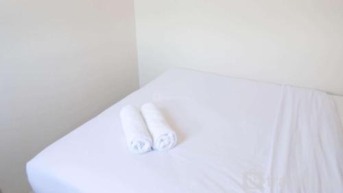 Surabaya Apartment | Modern and Homey 2BR at Puncak Kertajaya Apartment By Travelio