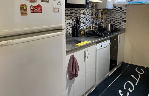 Gaziosmanpasa Apartment | Modern and quiet house. Behind the M7 Metro Line