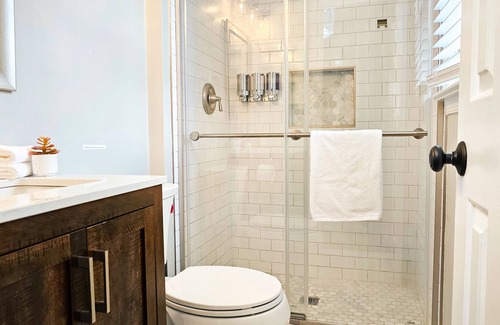 Marshall House | Modern and Renovated Home - 3 Bedroom, 5 Beds, 2.5 Bath