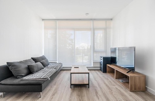 Surrey Apartment | Modern and Stylish Condo Retreat in Vibrant Surrey