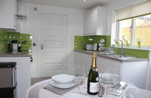 Falkirk House | modern and stylish service, self catering accommodation in Falkirks town centre.