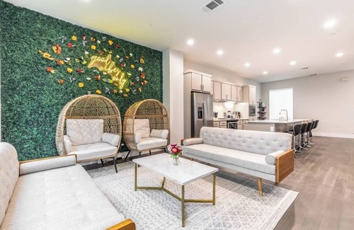Old East Dallas House | Modern and Unique Game House with Rooftop Terrace