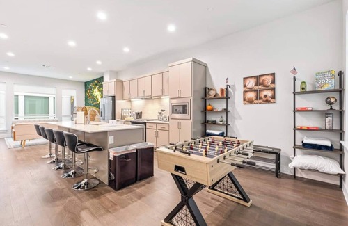 Old East Dallas House | Modern and Unique Game House with Rooftop Terrace