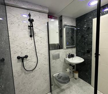 Neuburg Apartment | Modern Apartments Neuburg P - TOP - 2 Zimmer, Komfort, Balkon, Wi-Fi, Smart TV, Große Dusche, Küche